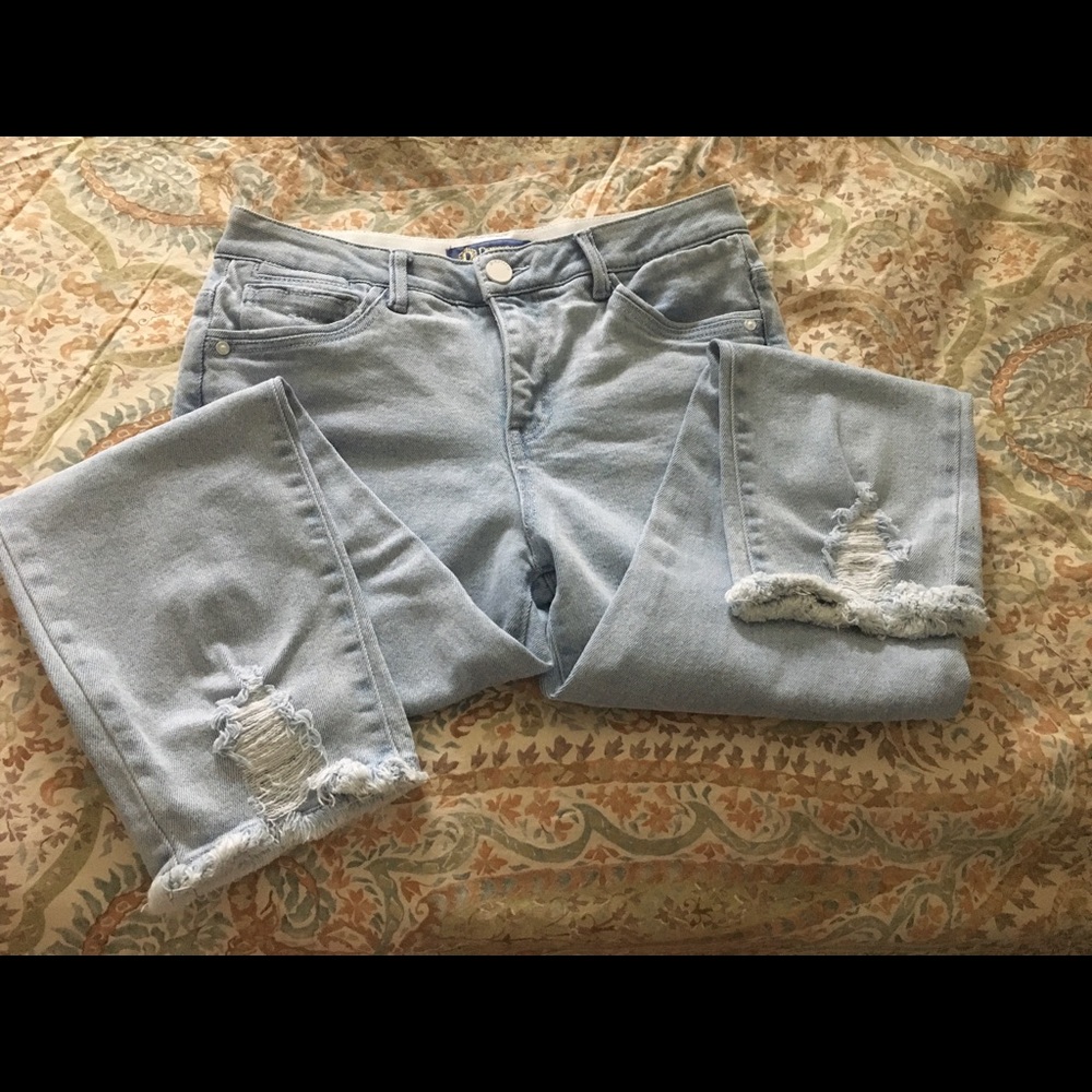High waisted light wash cut off jeans